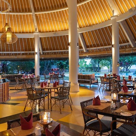 Sudamala Resort, Komodo, ลาบวนบาโจ ภายนอก รูปภาพ The restaurant at the hotel