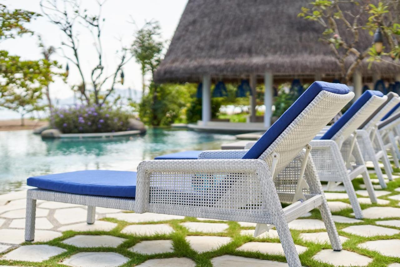 Sudamala Resort, Komodo, ลาบวนบาโจ ภายนอก รูปภาพ A synthetic rattan chaise longue