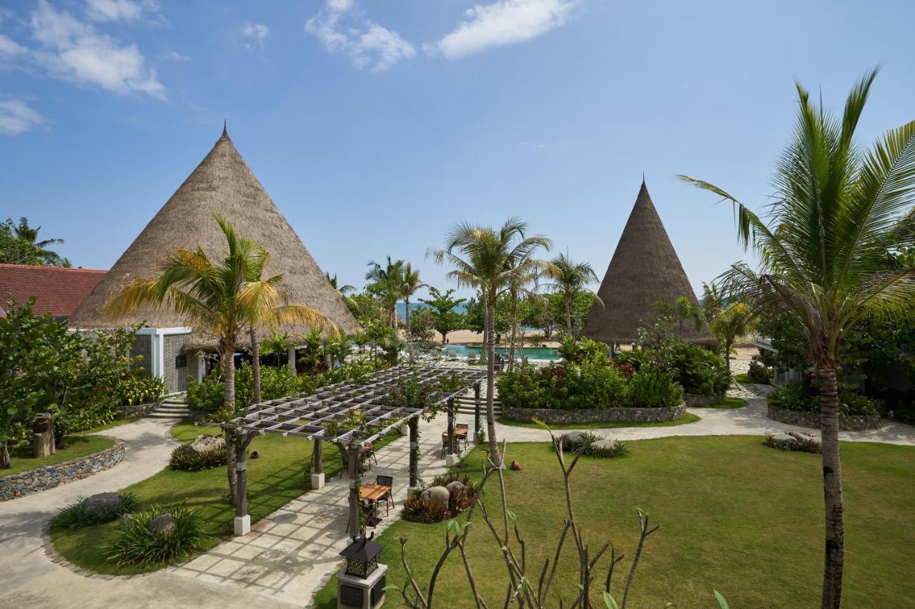 Sudamala Resort, Komodo, ลาบวนบาโจ ภายนอก รูปภาพ The resort's main buildings