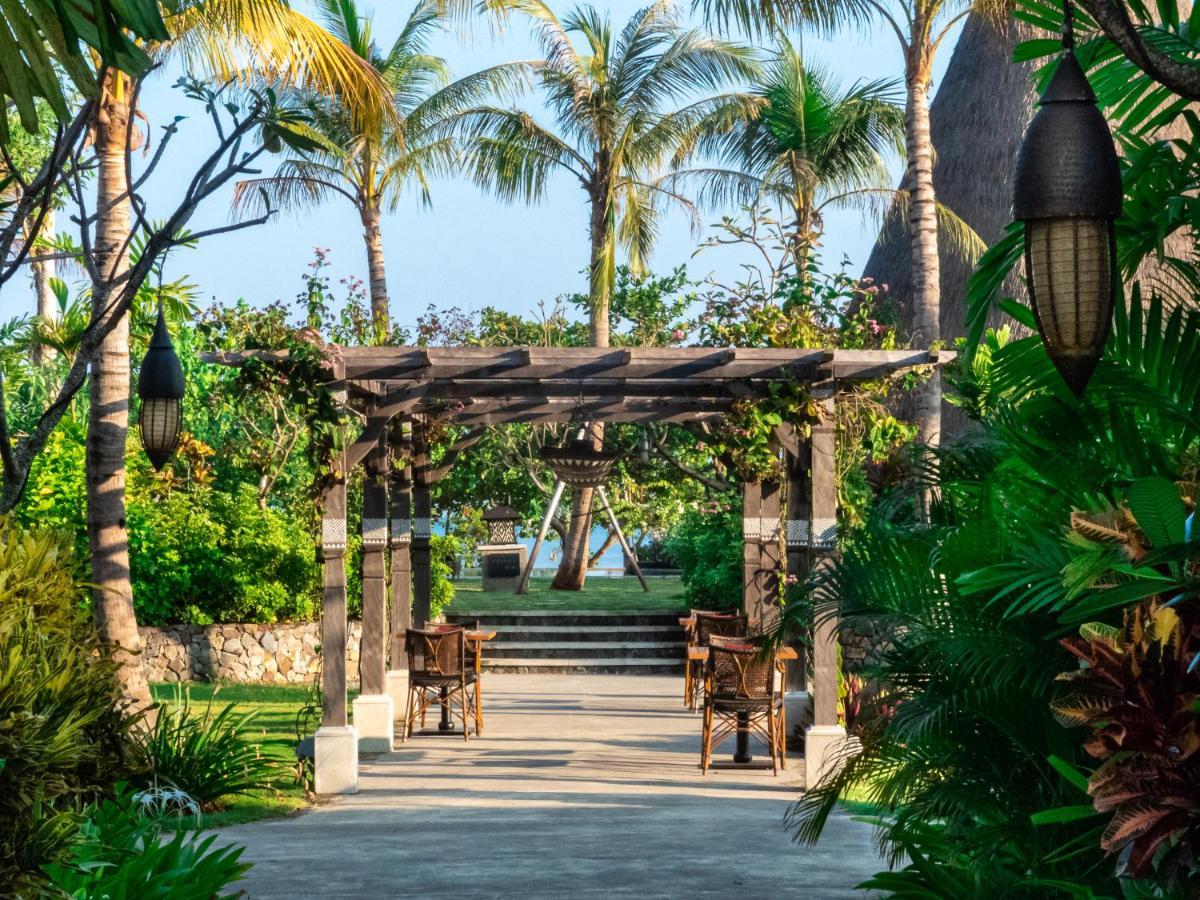 Sudamala Resort, Komodo, ลาบวนบาโจ ภายนอก รูปภาพ The resort's gardens