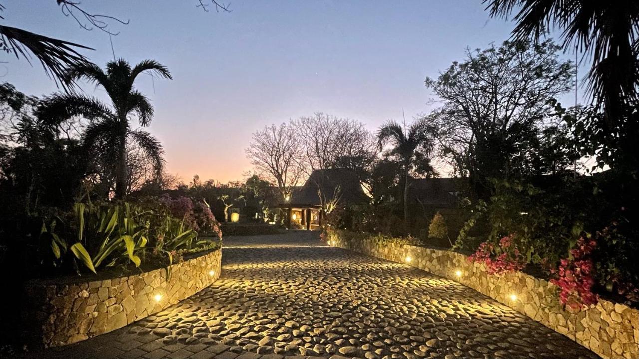 Sudamala Resort, Komodo, ลาบวนบาโจ ภายนอก รูปภาพ The entrance of the resort