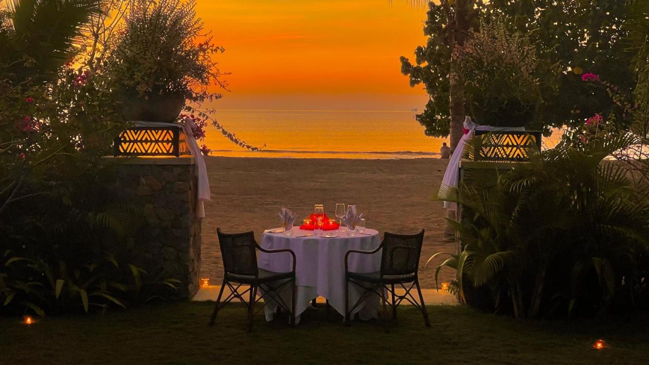 Sudamala Resort, Komodo, ลาบวนบาโจ ภายนอก รูปภาพ Sunset at the beach