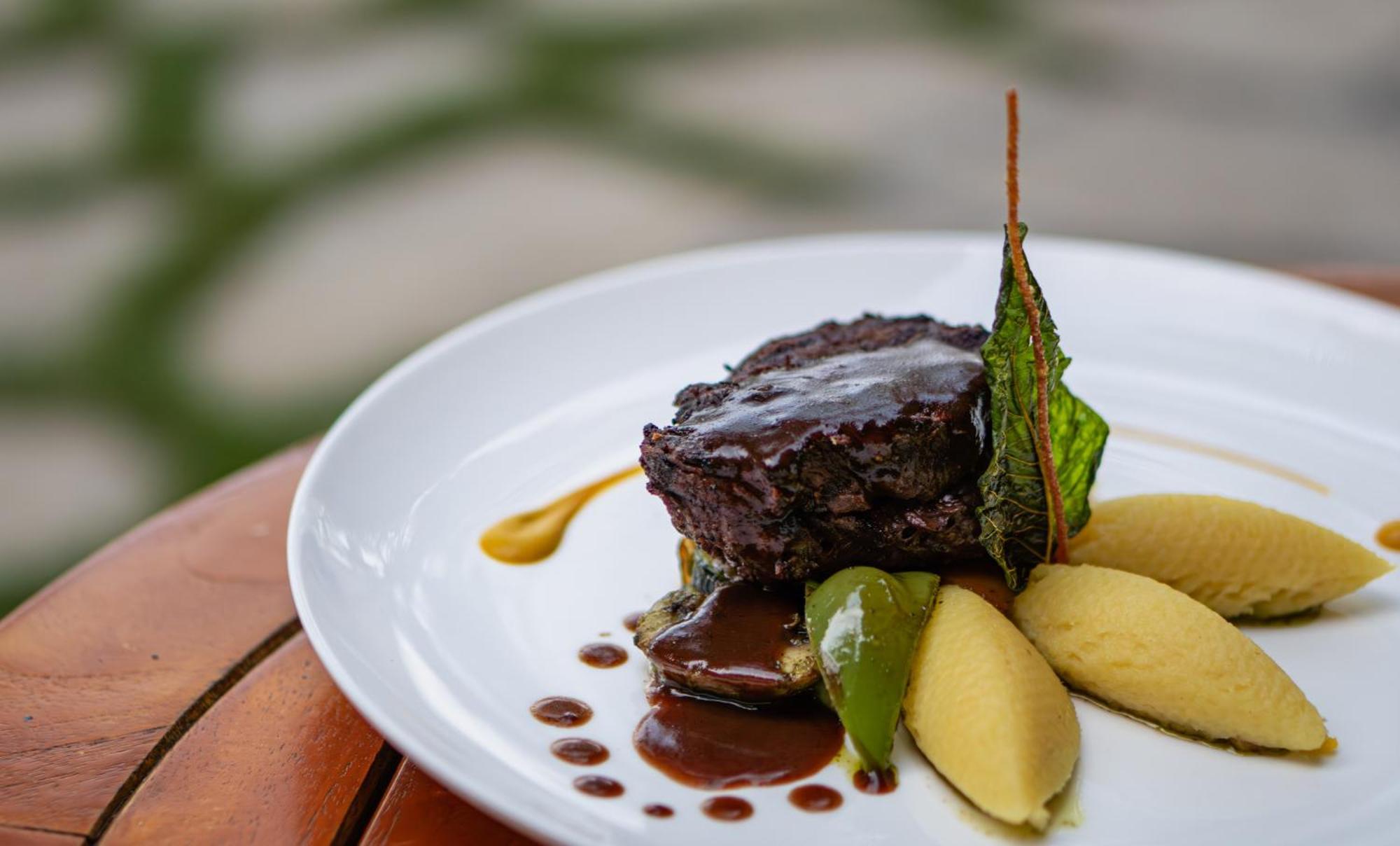 Sudamala Resort, Komodo, ลาบวนบาโจ ภายนอก รูปภาพ A steak prepared with the sous-vide technique