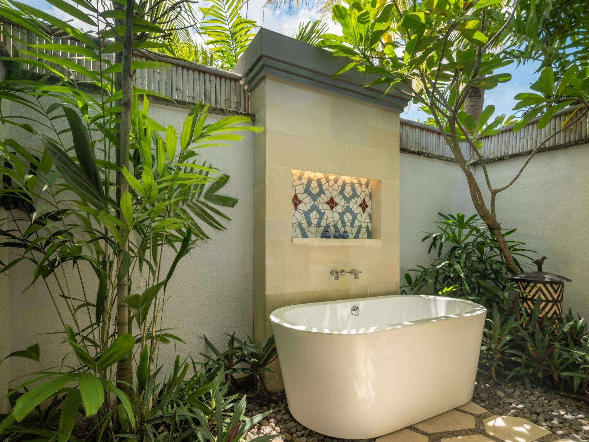 Sudamala Resort, Komodo, ลาบวนบาโจ ภายนอก รูปภาพ Outdoor bathtub
