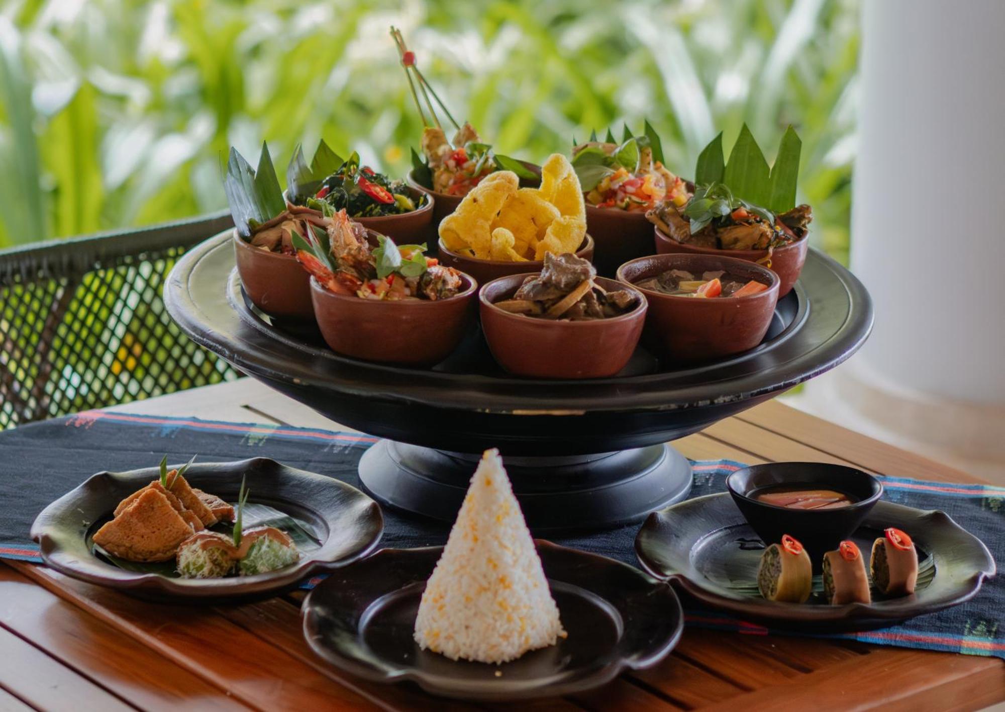 Sudamala Resort, Komodo, ลาบวนบาโจ ภายนอก รูปภาพ A selection of Thai cuisine