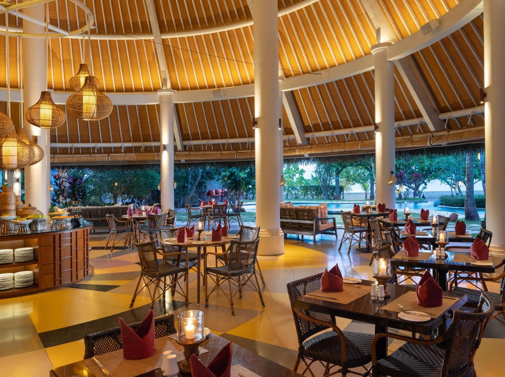 Sudamala Resort, Komodo, ลาบวนบาโจ ภายนอก รูปภาพ The restaurant at the hotel