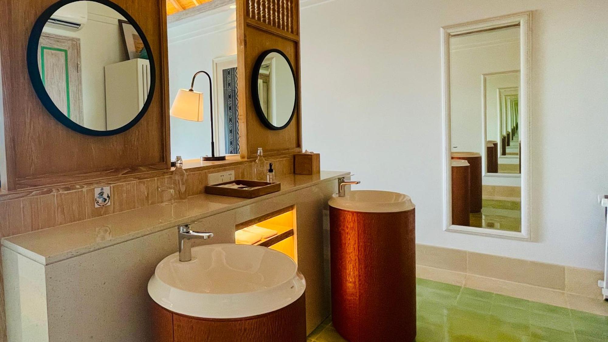 Sudamala Resort, Komodo, ลาบวนบาโจ ภายนอก รูปภาพ Bathroom at the Taj Bengal